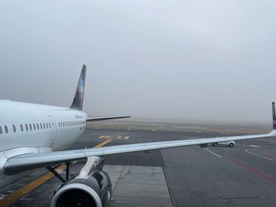 El AICM reporta demoras en despegues y aterrizajes por banco de niebla