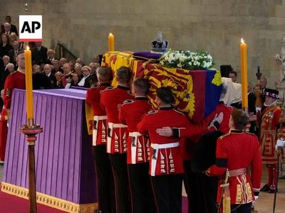 Multitudes esperan el cortejo fúnebre de Isabel II en Londres