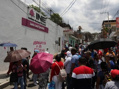 Maestros protestan en instalaciones del INE en Guerrero; exigen cancelar la Reforma del ISSSTE