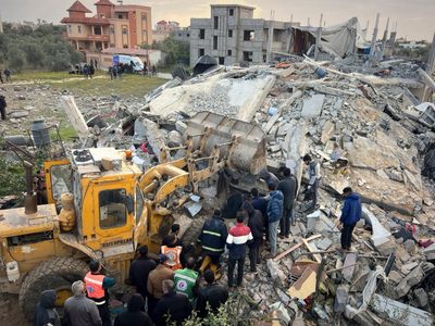 Ataques israelíes en toda Gaza golpean casas y matan al menos a 85 palestinos, según médicos