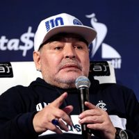 "O lo está demostrando como el...": a Diego Maradona le salieron al cruce por maltratar a Claudia