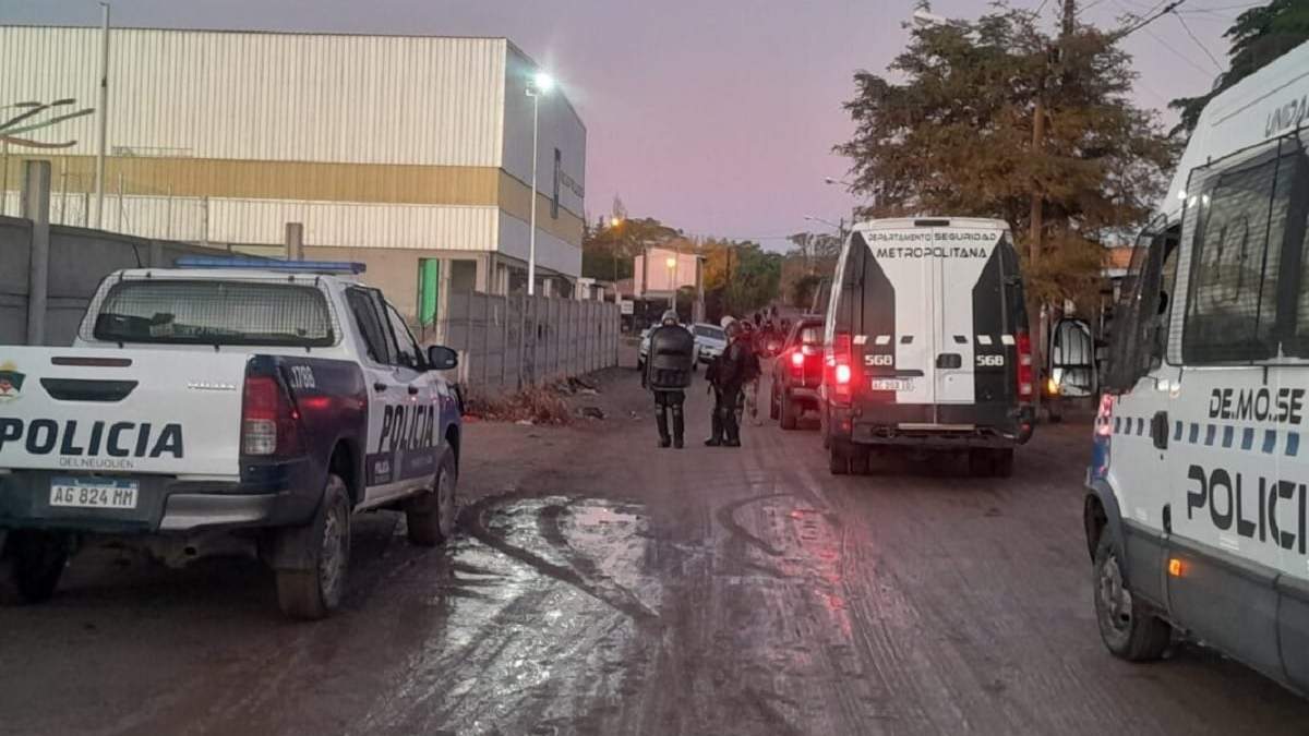 Fue muy importante el despliegue policial para realizar los diez allanamientos. Fuente (Centenario Digital)