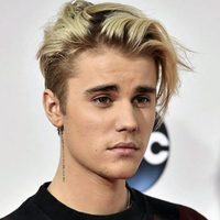 ¡Alarma! Justin Bieber es captado saliendo del hospital con barbijo... ¿Dio positivo?