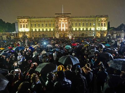 Una multitud se acerca al Palacio de Buckingham tras la muerte de Isabel II