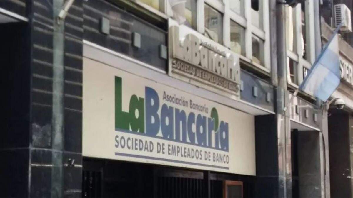 La Bancaria anunció un acuerdo en paritarias y un sueldo básico que superará los 400 mil pesos. Fuente: (Twitter)