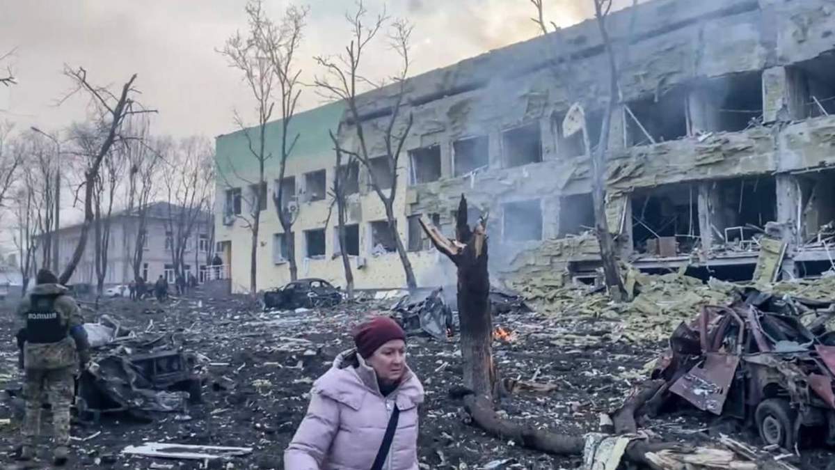 Esta imagen tomada de un video del Ayuntamiento de Mariupol muestra las secuelas del hospital después de un ataque