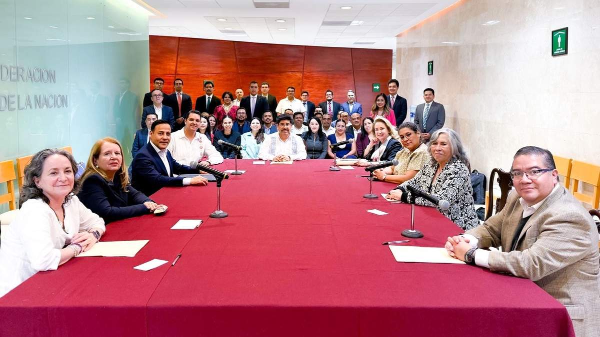 Reunión de Hugo Aguilar con juristas