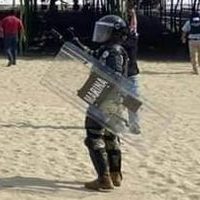 Marinos desalojan a turistas de playas de Acapulco