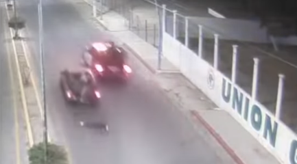 Persecución de elementos policiacos a normalistas que acabó con la muerte de un estudiante, quien cayó de un vehículo