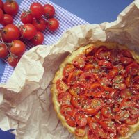 Tarta tatin de tomates, fácil y con solo un ingrediente estrella, ideal para aprovechar la oferta de tomates