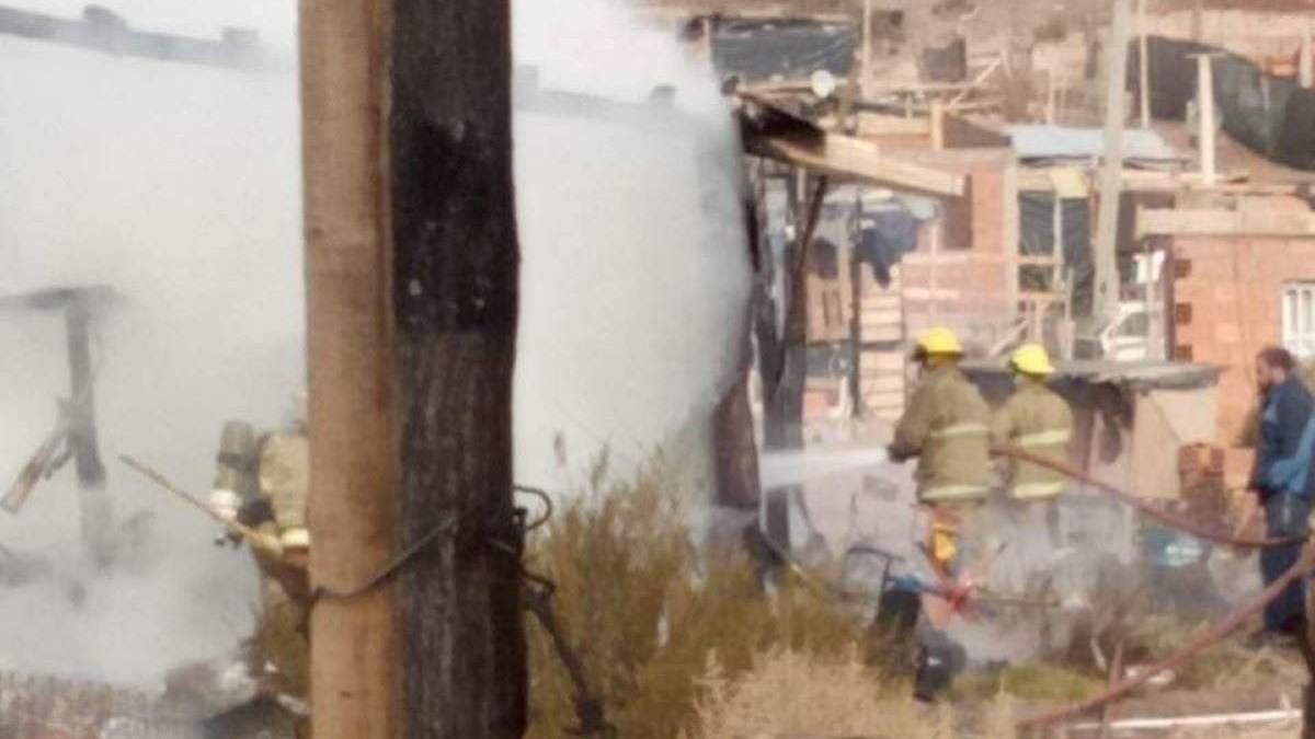 Incendio en el barrio Casimiro Gómez. Fuente: (Canal 7).