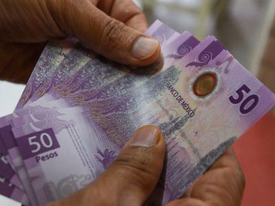 Baja la inflación, pero el peso pierde a la espera de la decisión de política monetaria de Banxico