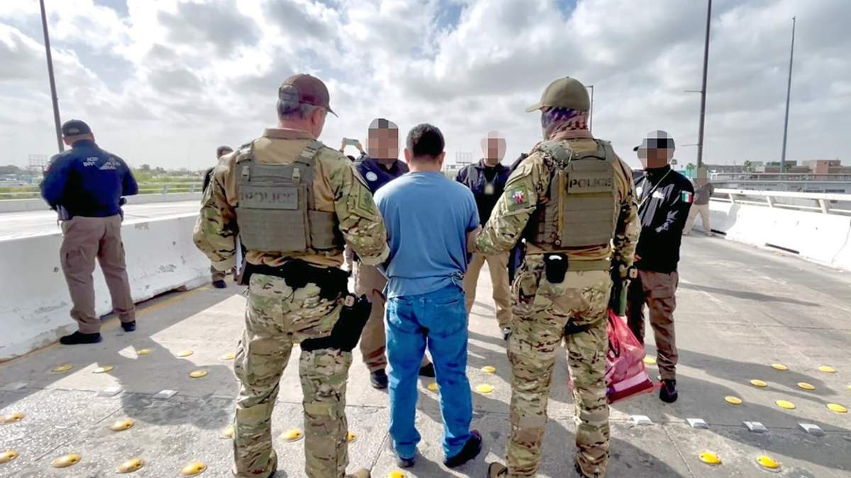 ICE entrega a Ariél Núñez a las autoridades mexicanas en la fontera entre los dos países