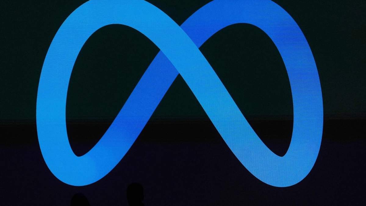 Un logotipo de Meta se ve en una pantalla en LlamaCon 2025, una conferencia de desarrolladores de IA en Menlo Park, California, el 29 de abril de 2025