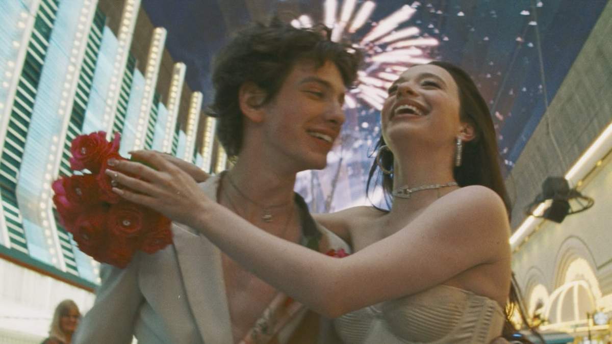 Mark Eydelshteyn y Mikey Madison en una escena de "Anora"