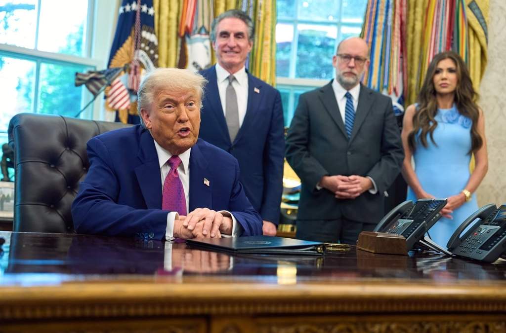 El presidente Donald Trump en el despacho oval junto a miembros de su gabinete
