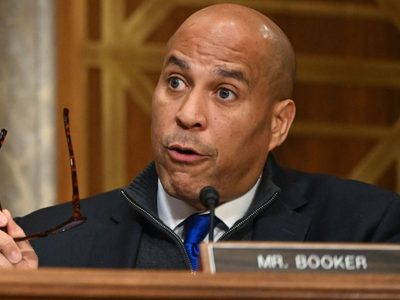 Un senador de Estados Unidos cuestionó a Donald Trump con un discurso que duró 25 horas y rompió el récord