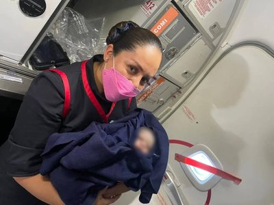 Nace bebé en pleno vuelo; Aeroméxico promete “un gran regalo” a la madre