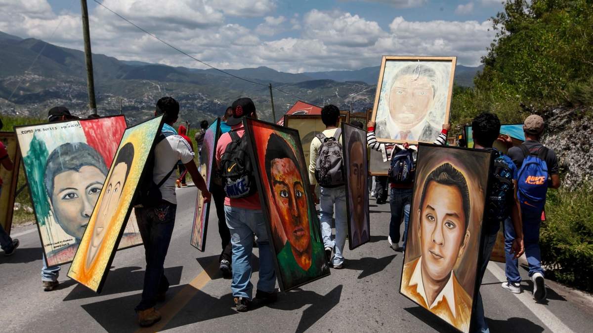 Marcha de normalistas de Ayotzinapa, de Tixtla a Chilpancingo, para romper el cerco policiaco. 2015