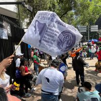 Trabajadores del Poder Judicial protestan afuera del Senado durante el sorteo de plazas de jueces
