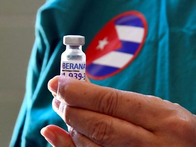 Cuba aprueba el uso de emergencia de dos vacunas contra el coronavirus