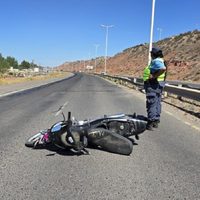 Centenario: un motociclista está grave al chocar contra el guardarrail de la ruta 7