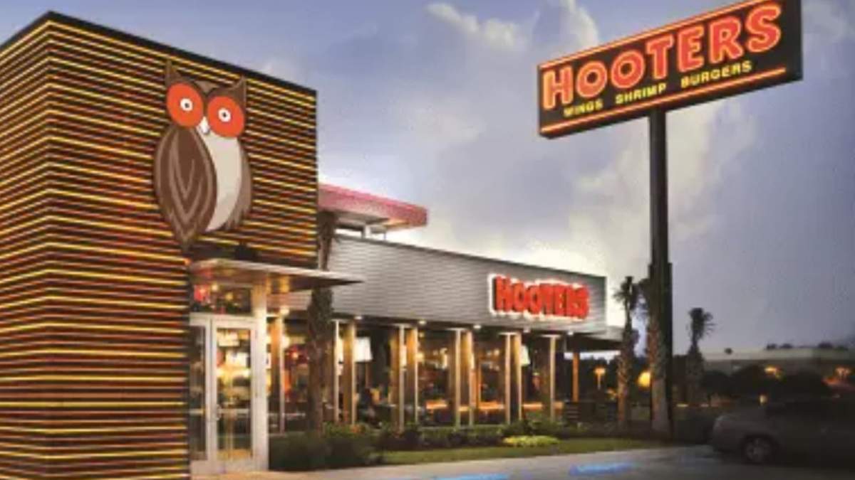 Hooters opera más de 420 restaurantes en 29 países, la mayoría bajo franquicia.