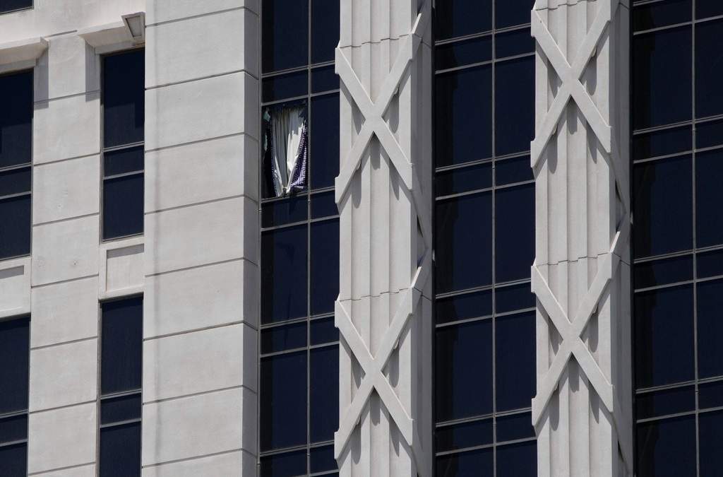 Atrincherado, rompió una ventana
