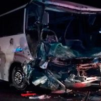 Chocan autobús de pasajeros y tráiler en Michoacán; hay dos muertos y cinco heridos