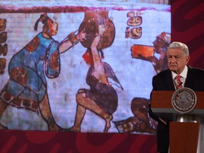 AMLO recomienda a Laura Zapata "que lea" para no ser racista y clasista
