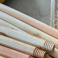 No tires los palos de escoba viejos: dale un toque coqueto a tu casa con este genial portamacetas