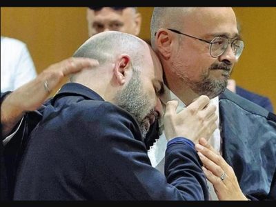 El escritor Roberto Saviano llora tras la condena de los dos mafiosos que lo amenazaron de muerte