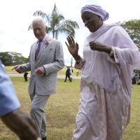Carlos III visita un cementerio en Kenia tras expresar su "arrepentimiento" por violencia colonial