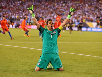Se despide con honores: la fortuna que acumuló Claudio Bravo durante su carrera