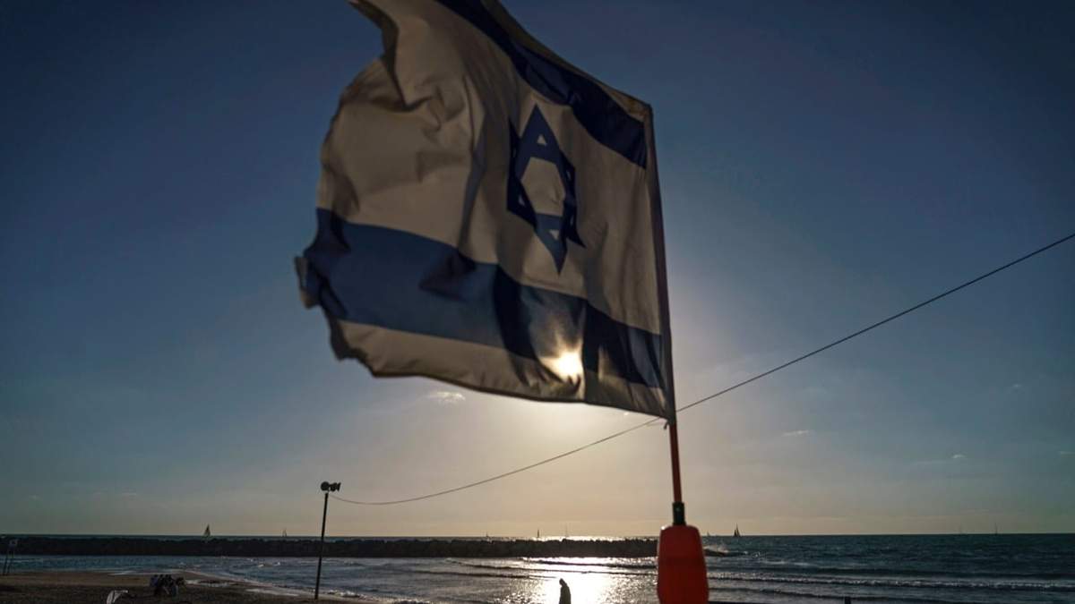 Una bandera de Israel en Herzliya