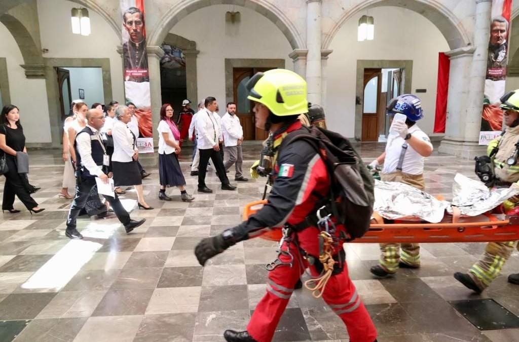Rescatistas en Palacio Nacional en el simulacro 19-S 2023
