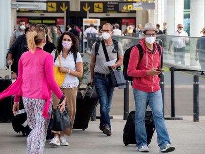España extiende la orden de cuarentena para turistas ante repunte de contagios