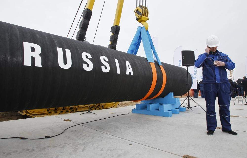 Un obrero ruso durante una ceremonia que marca el inicio de la construcción del oleoducto Nord Stream en la bahía de Portovaya