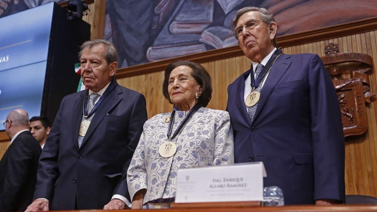 Porfirio Muñoz Ledo, Ifigenia Martínez y Cuahutémoc Cárddenas en 2018, cuando recibieron el Doctorado Honoris Causa por la U. De G., por su destacada labor en la democracia de México