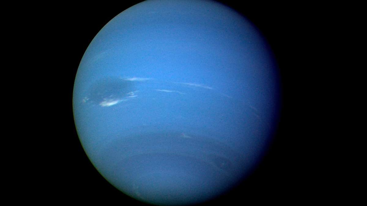 Imagen de agosto de 1989 proporcionada por la NASA que muestra al planeta Neptuno fotografiado por la nave Voyager 2, y fue procesada para mejorar la visibilidad de pequeñas características