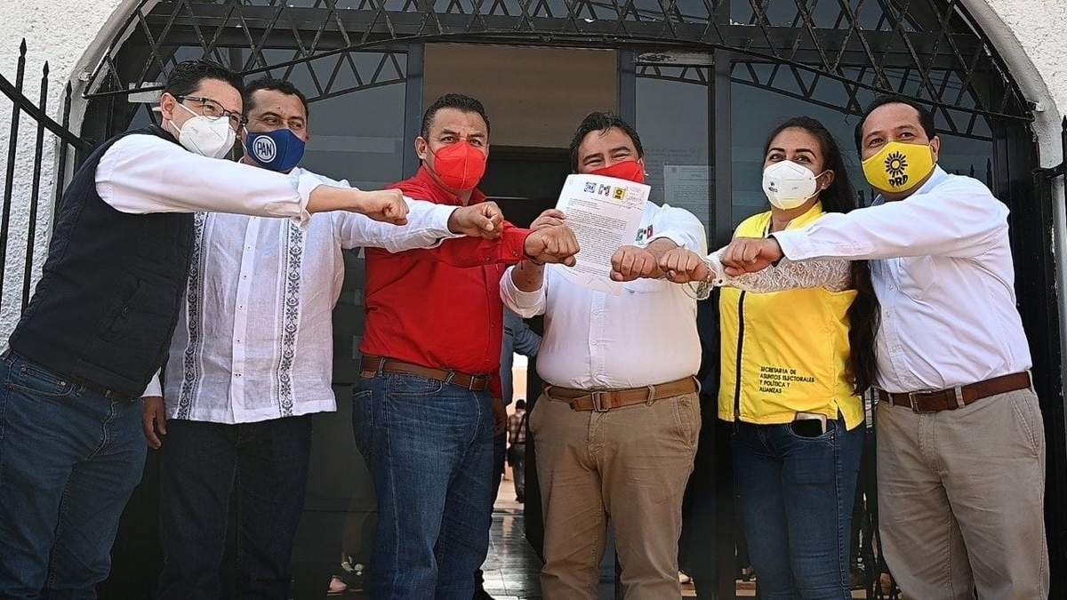 Los líderes del PAN, PRI y PRD al registrar su alianza “Va por Campeche"