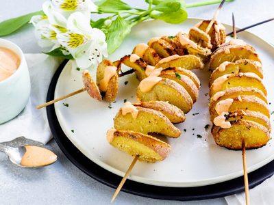 Recetaza: no tires las latas vacías de gaseosa y hacé estos increíbles brochettes de papas en espiral