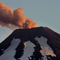 Un nuevo sismo en el interior del volcán Villarrica mantiene en alerta a los chilenos