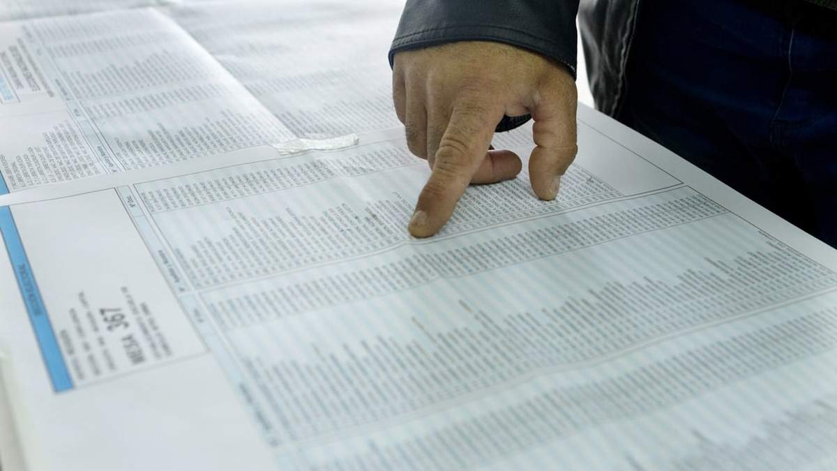 Listado de nombres, apellidos y mesas en el padrón electoral. Fuente: (Emiliano Ortiz)