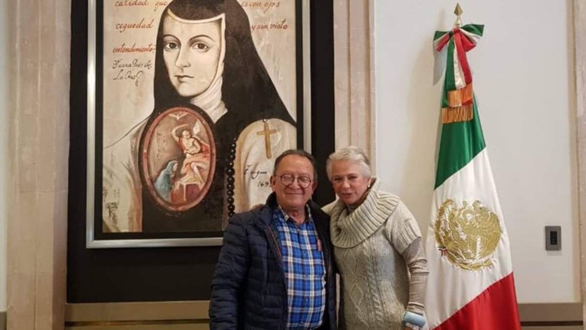 El muralista  Ariosto Otero con la titular de Segob, Olga Sánchez Cordero