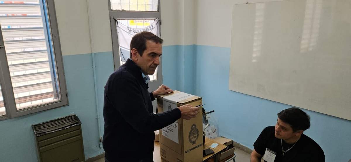 El candidato a senador por LLA, Pablo Cervi, votó en la escuela 207. Fuente (Minuto Neuquén)