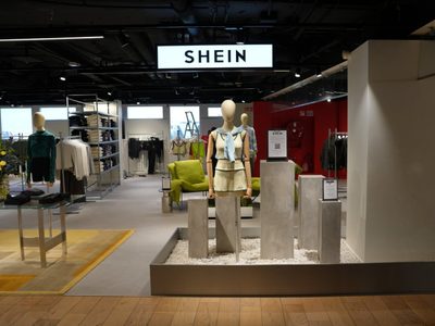 Shein abre su primera tienda física en París; Francia suspende el acceso a la plataforma