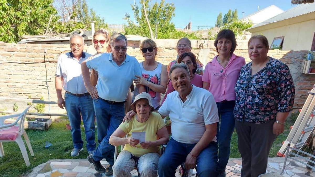 Carlos Eguía junto a vecinos en su recorrida por el interior. Fuente: (Twitter)