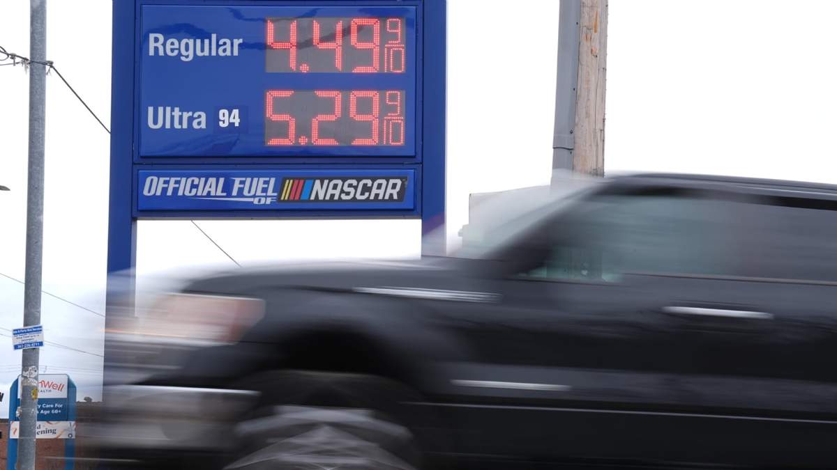 Un vehículo pasa junto a un cartel con precios de combustible en una gasolina en Filadelfia, el viernes 27 de marzo de 2026