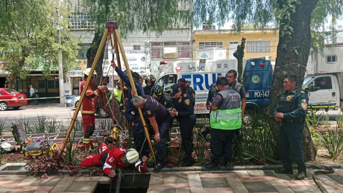 Personal de emergencias rescatan a la mujer que cayó en el socavón